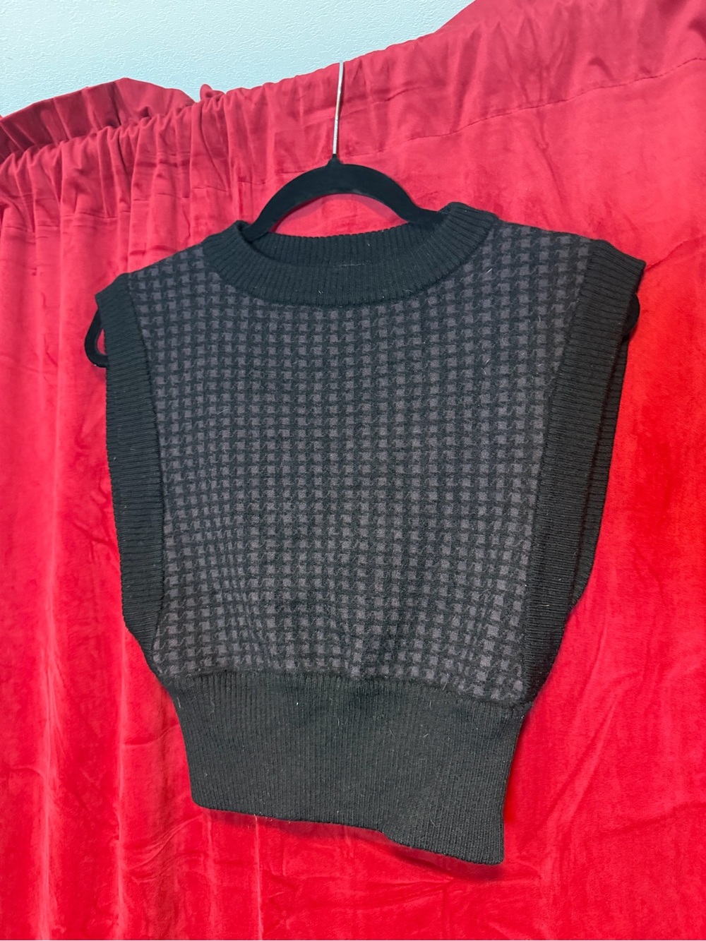 Andrea Jovine Black Sleeveless Knit Vest with Subtle Pattern